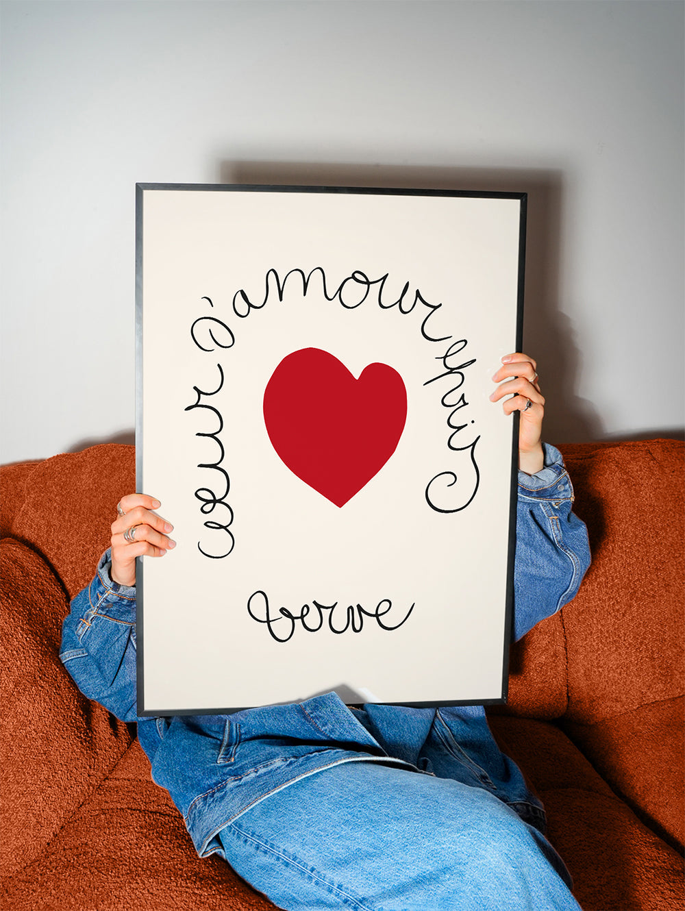Ilustrace červeného srdce se zahnutým letteringem