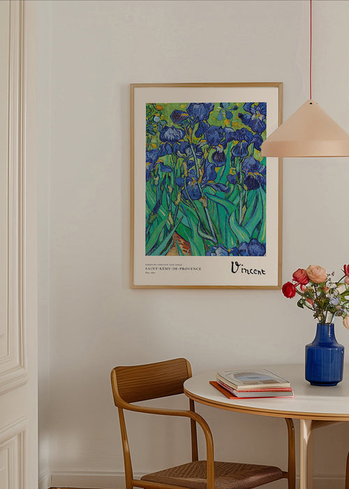 Botanický plakát: modré kosatce výrazné tahy štětcem