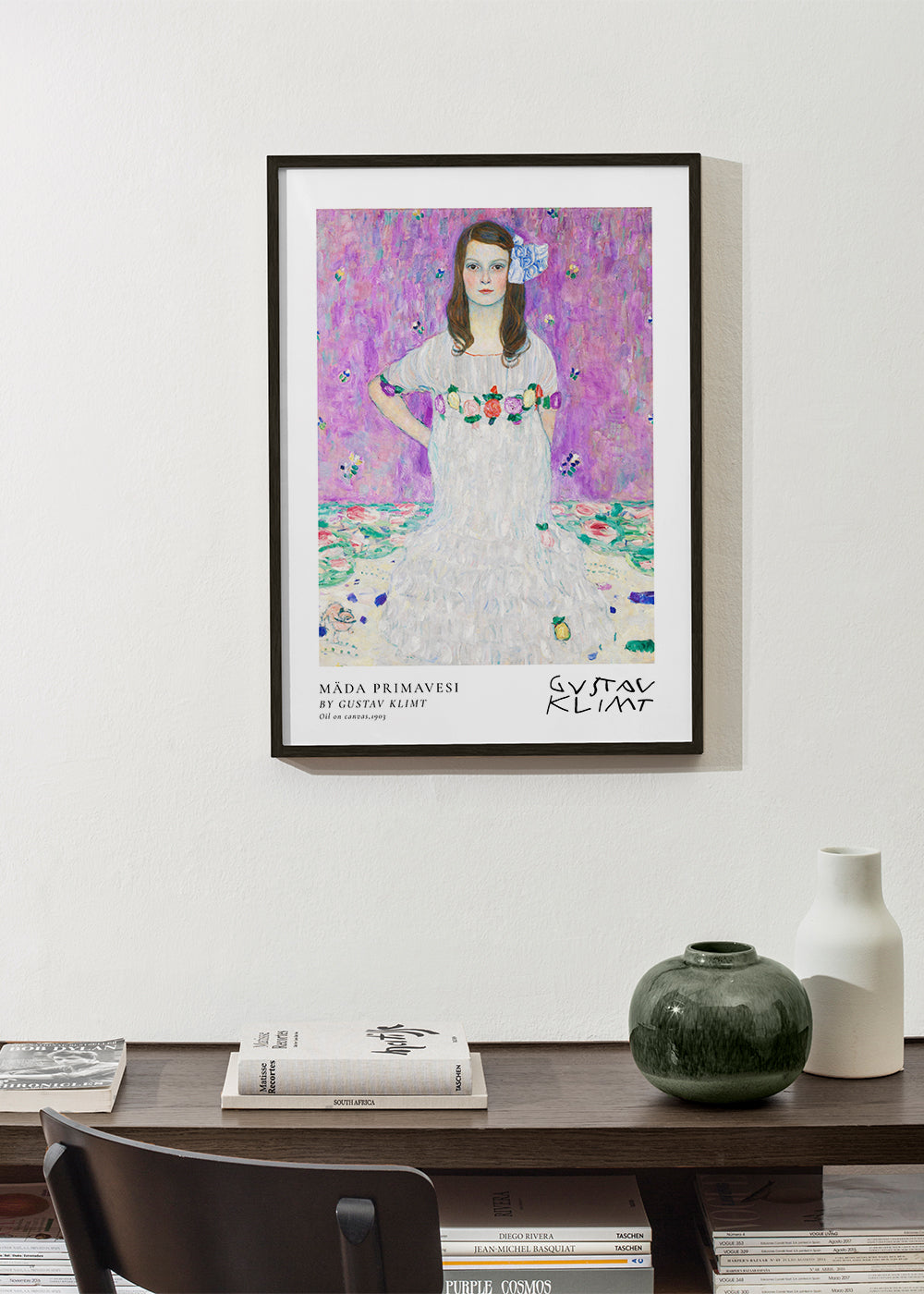 Ilustrace dívky v bílých šatech s květinovým věncem