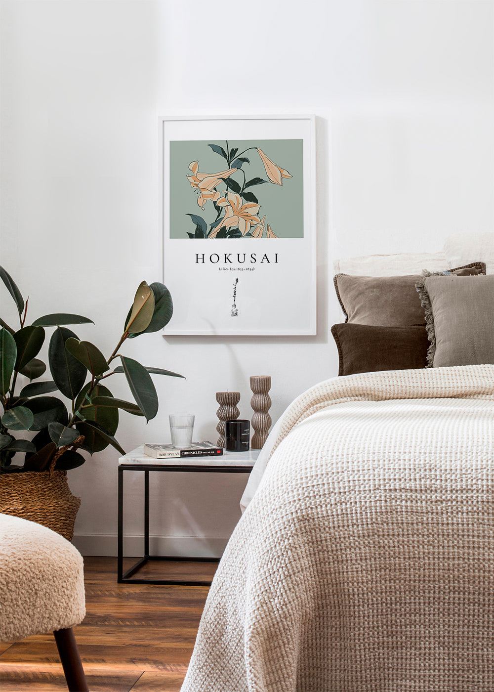 Botanický plakát Hokusai — lilie na zeleném poli