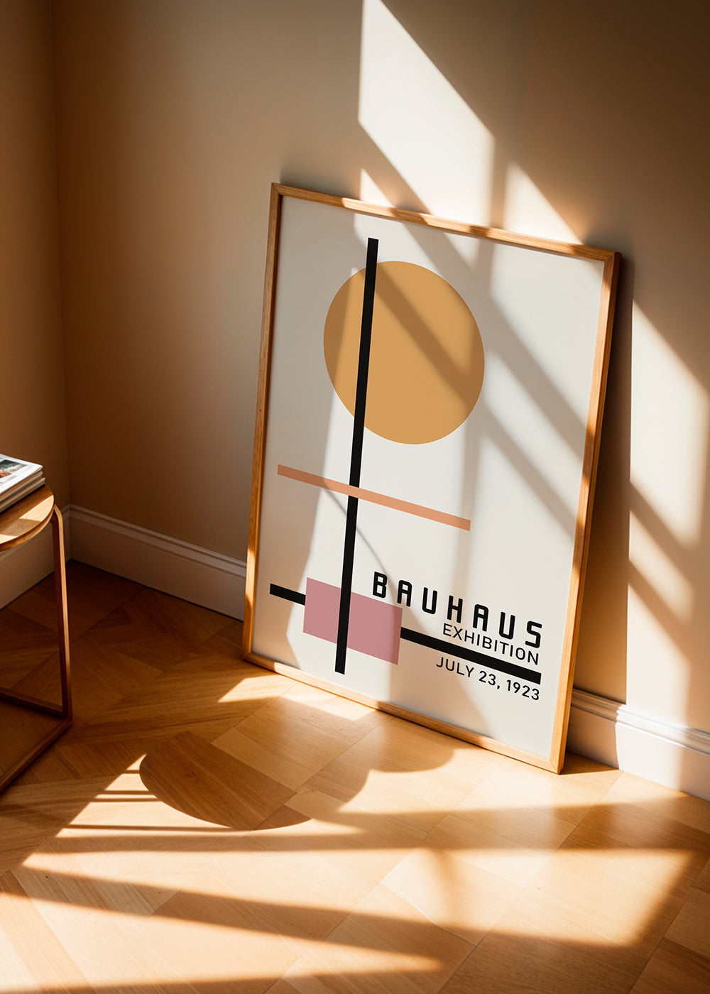 Geometrický Bauhaus plakát s kruhovým sluncem a osami