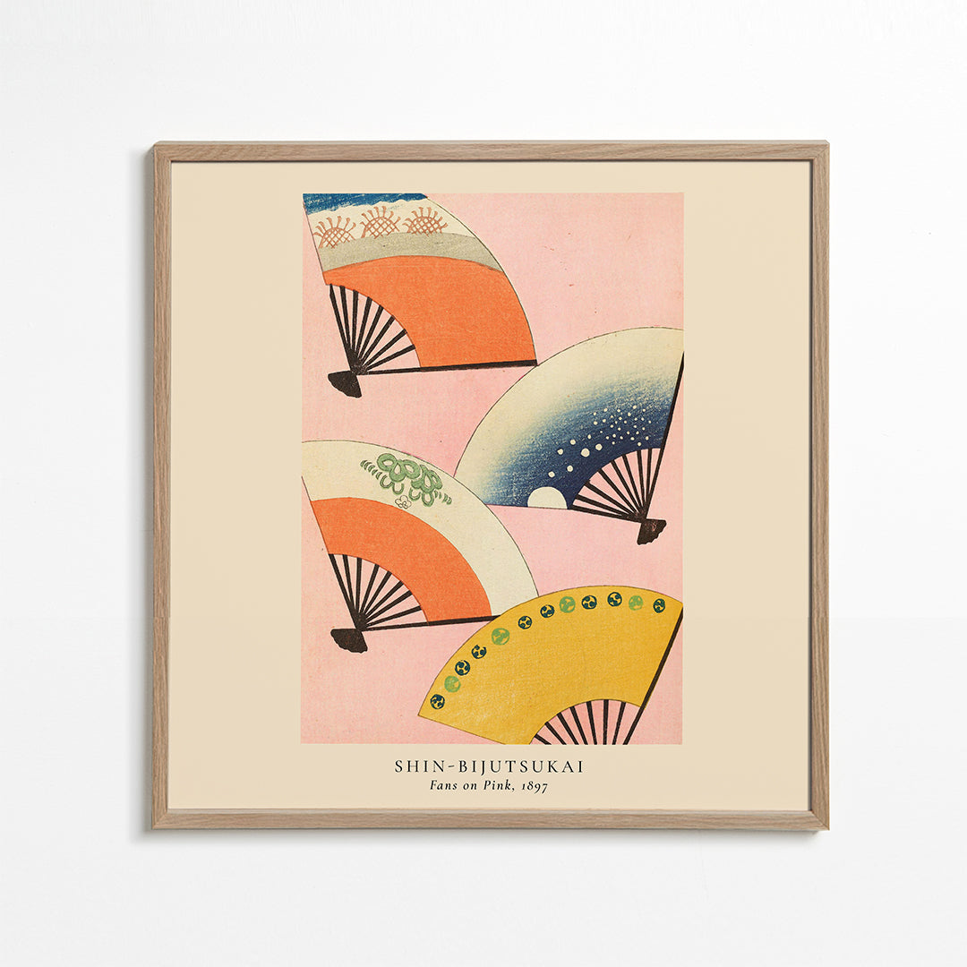 Ilustrace japonských vějířů na růžovém pozadí