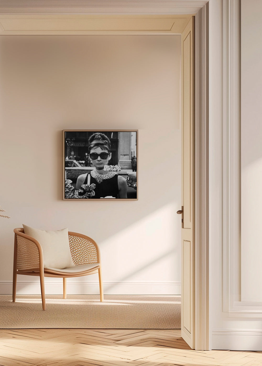 Černobílá fotografie herečky s perlovým náhrdelníkem