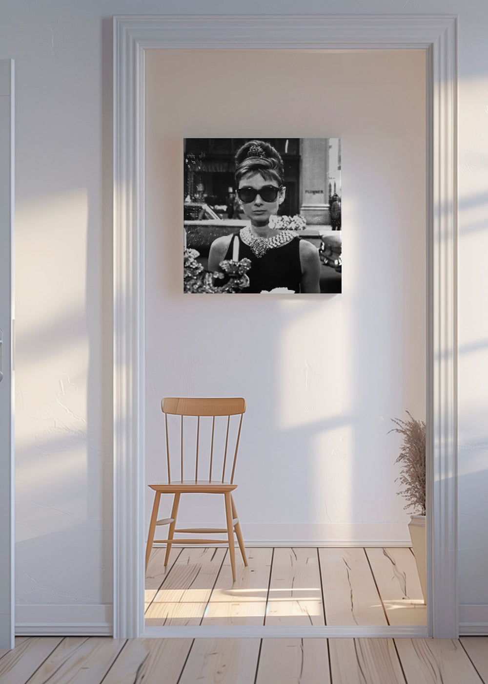 Černobílá fotografie herečky s perlovým náhrdelníkem