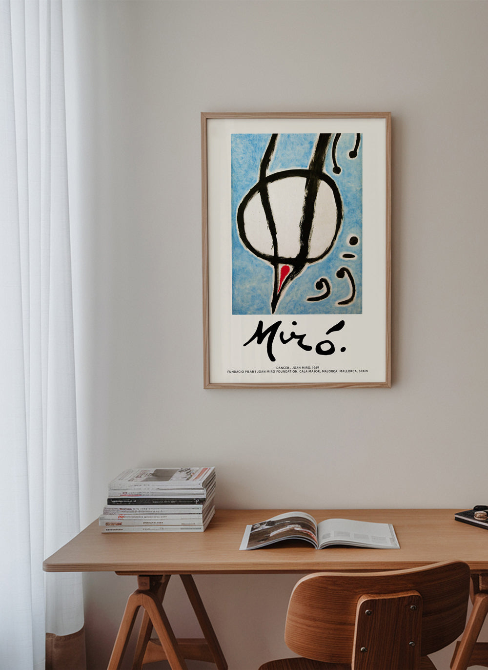 Abstraktní obraz Miró, černý tah na modrém