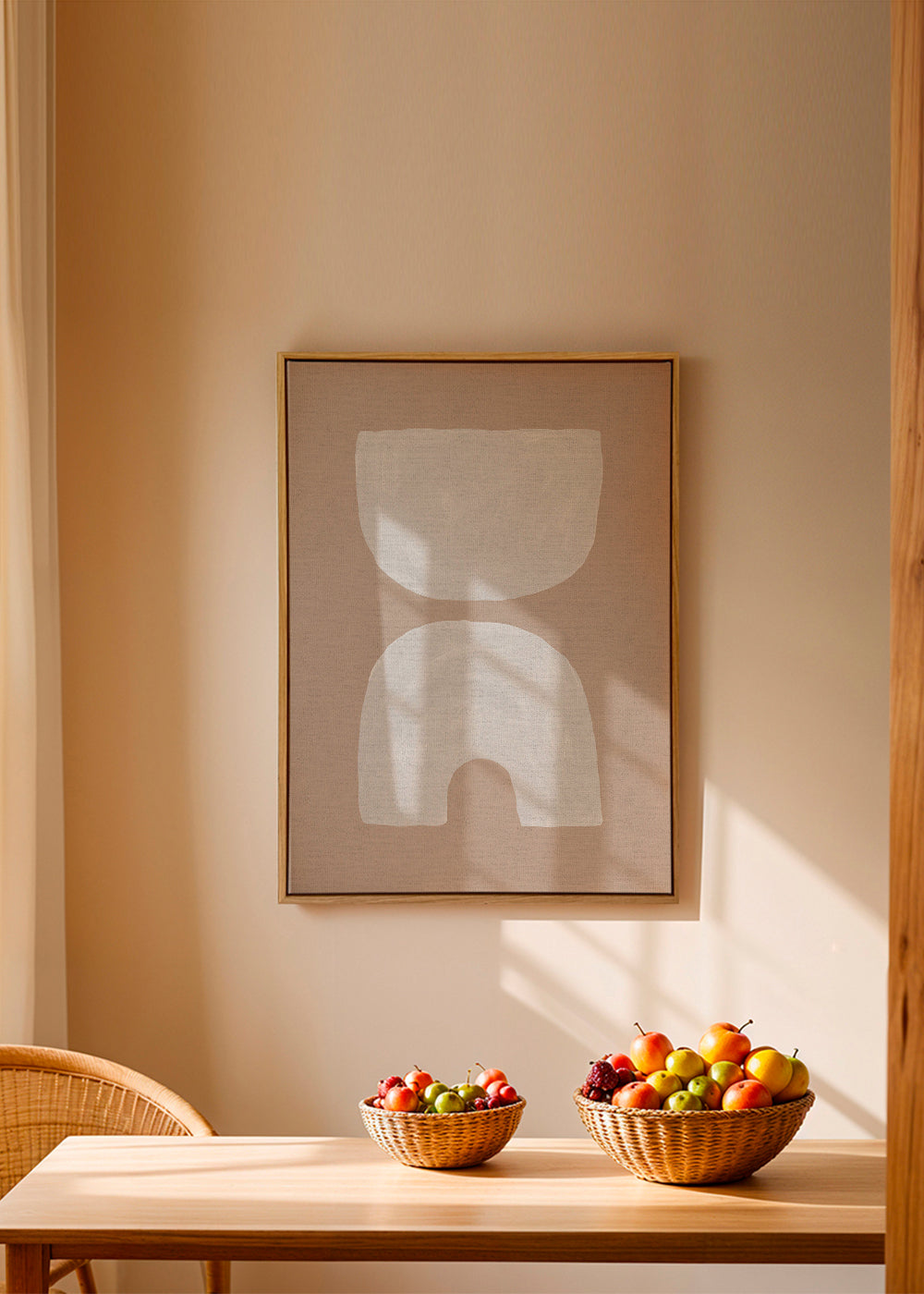 Minimalistické bílé tvary na béžovém pozadí