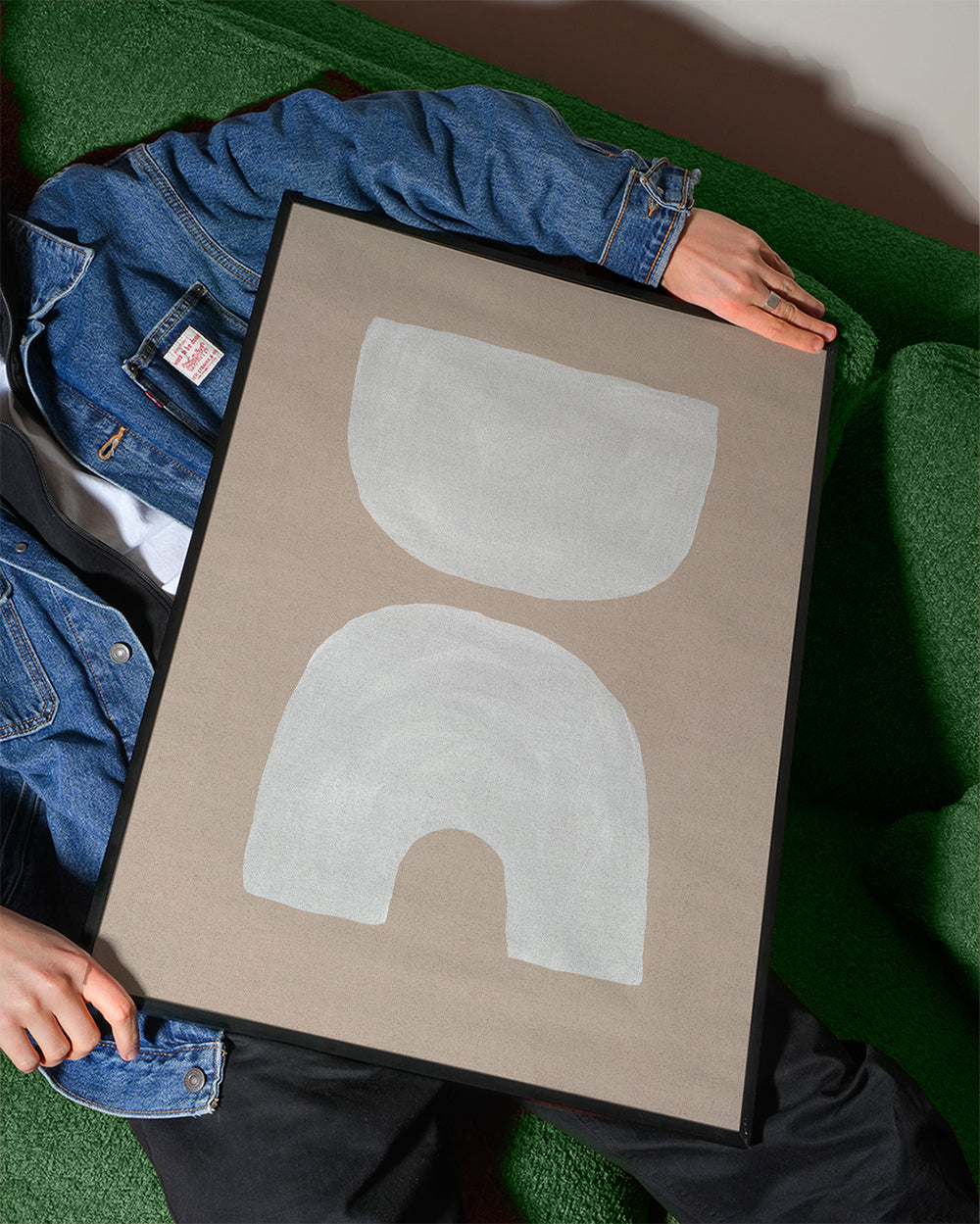 Minimalistické bílé tvary na béžovém pozadí