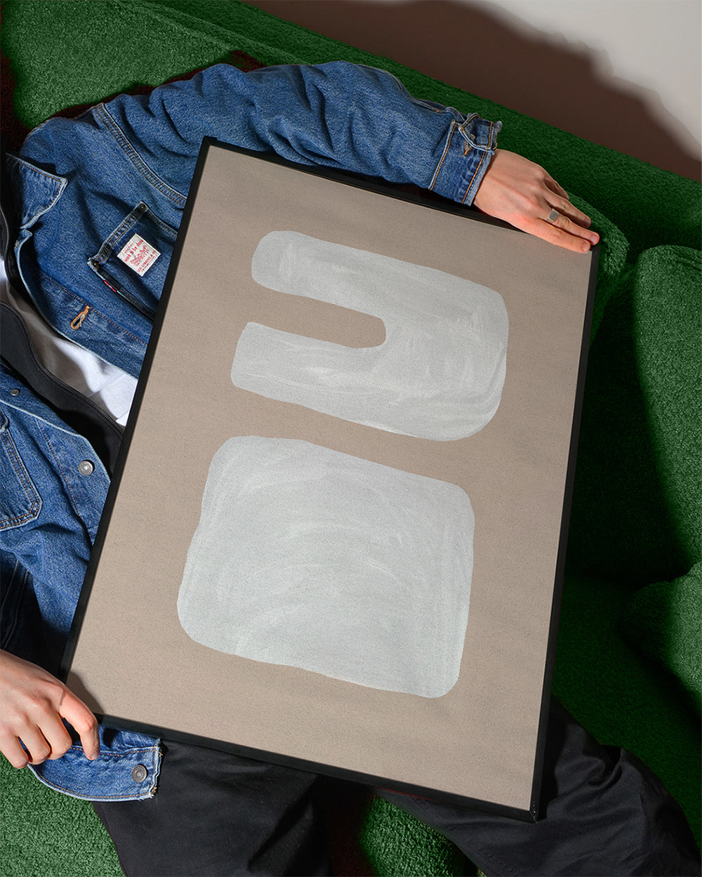 Minimalistické dílo se dvěma bílými tvary