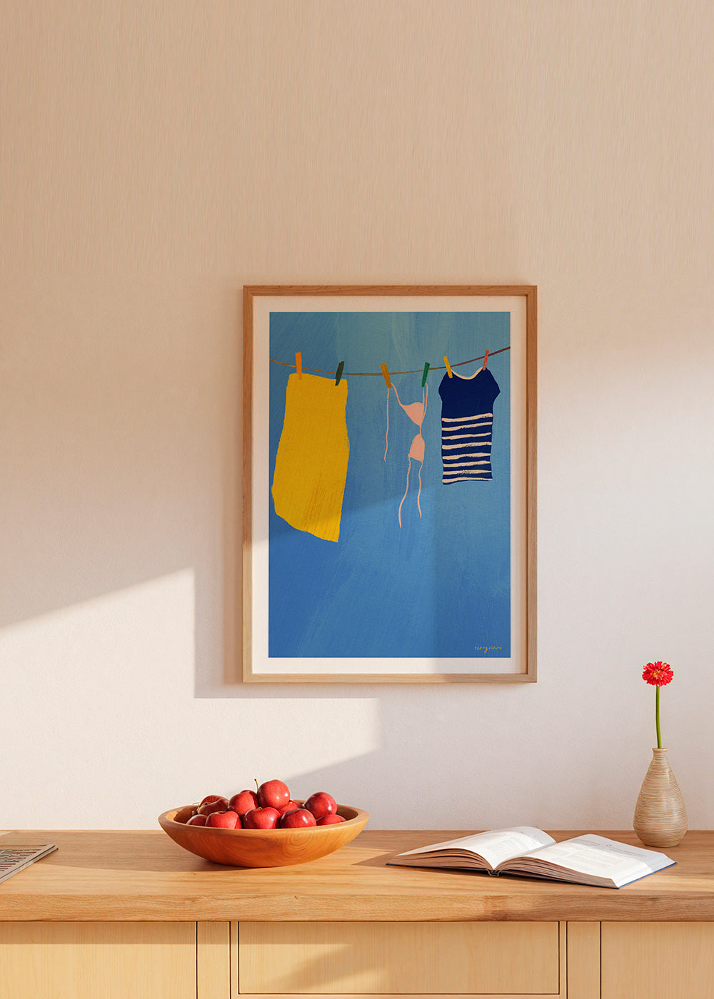 Ilustrace prádla na šňůře na modrém pozadí