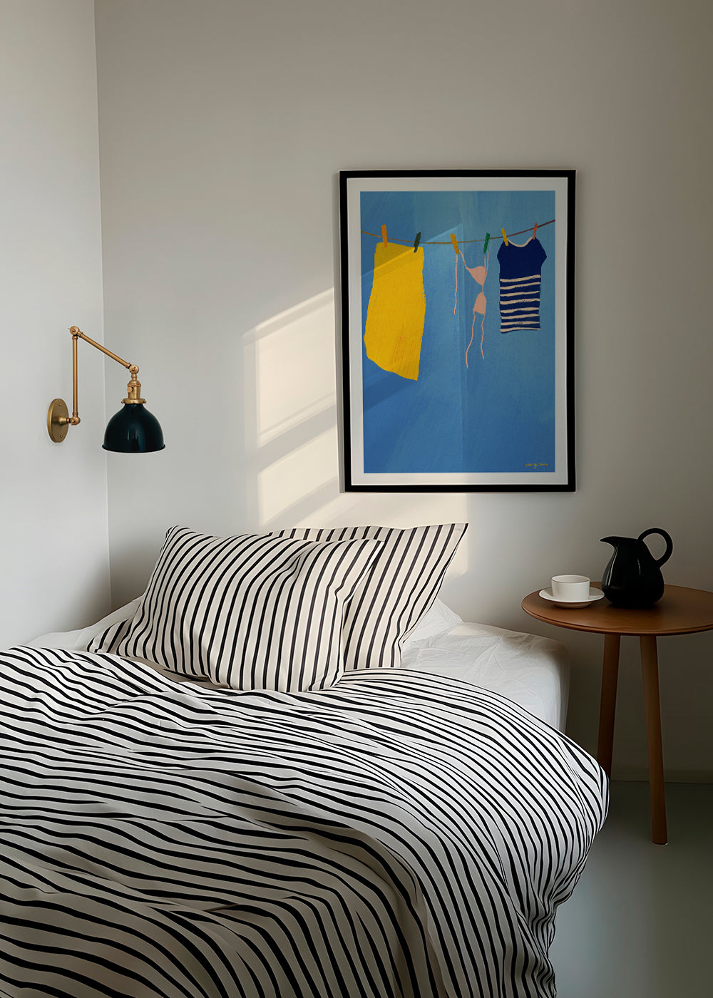 Ilustrace prádla na šňůře na modrém pozadí