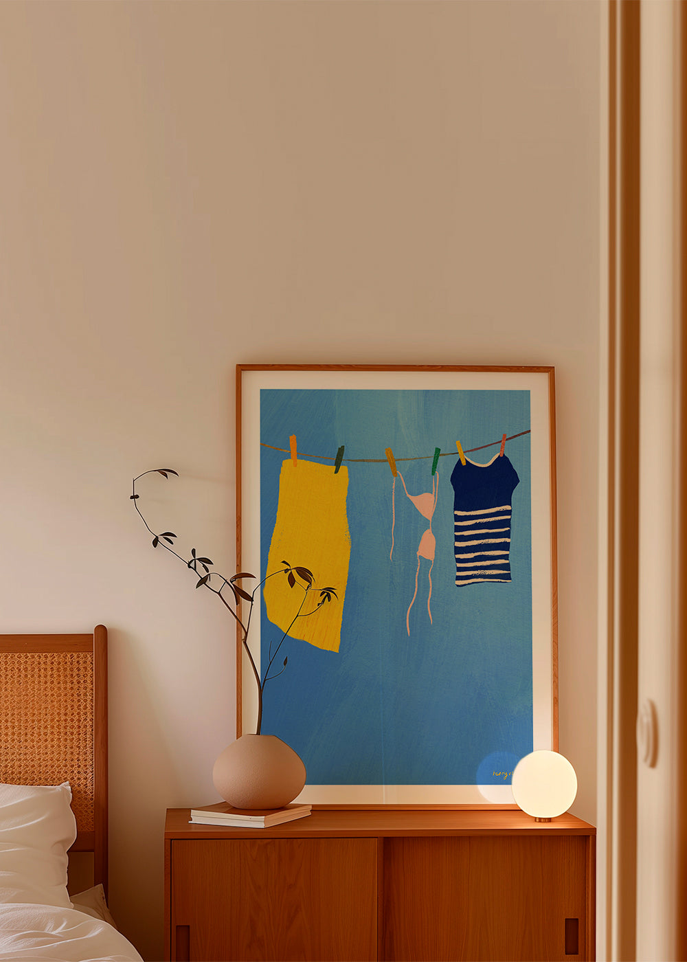 Ilustrace prádla na šňůře na modrém pozadí