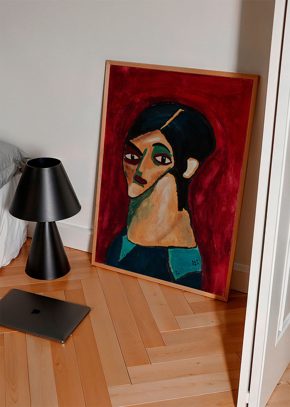 Abstraktní dílo: stylizovaný portrét na tmavě červené