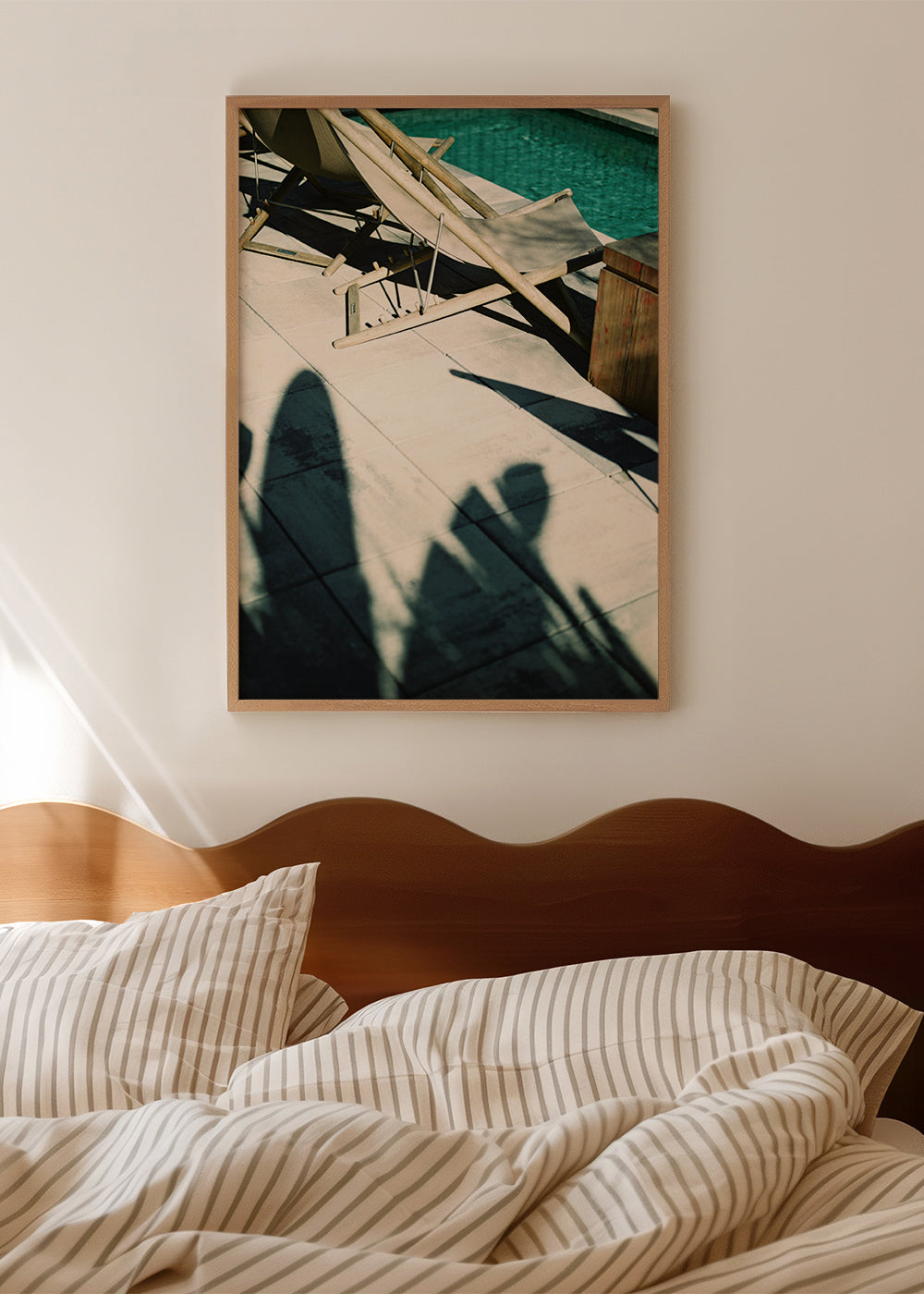 Fotografie bazénu se sochařskými stíny
