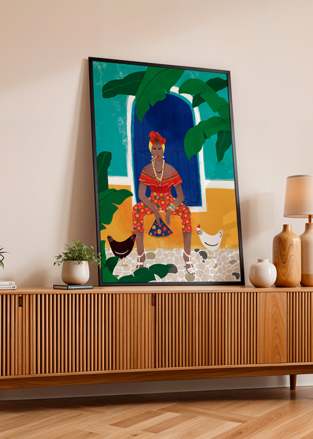 Ilustrace ženy sedící mezi tropickými listy