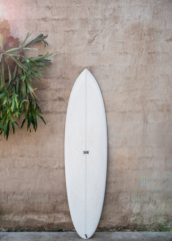 Sportovní umění: surfbord svisle na rustikální zdi
