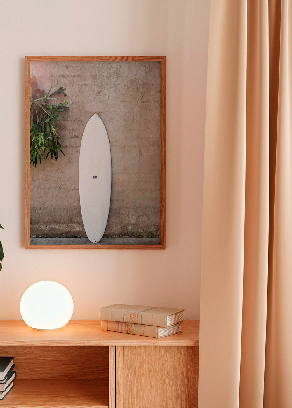 Sportovní umění: surfbord svisle na rustikální zdi