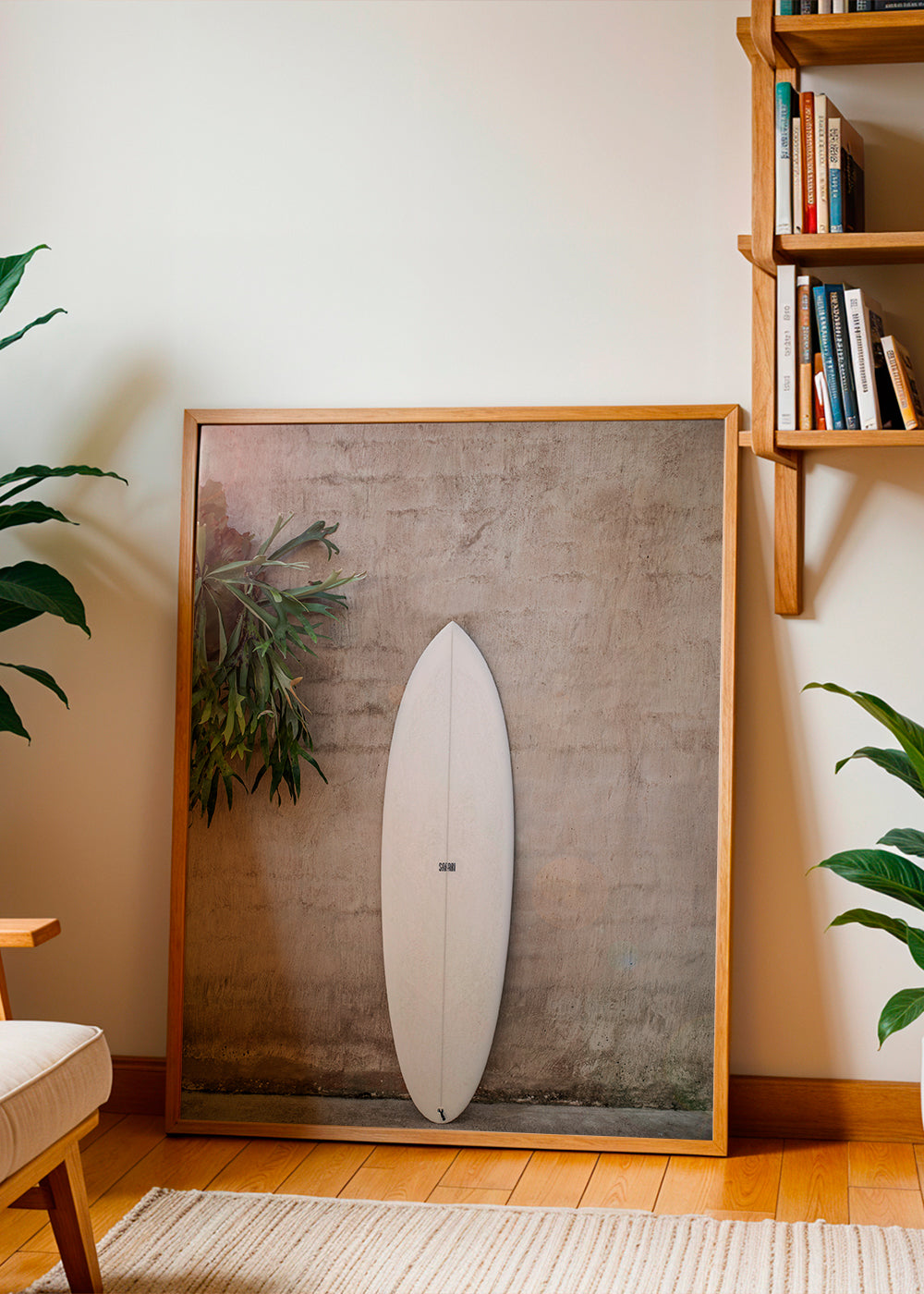 Sportovní umění: surfbord svisle na rustikální zdi