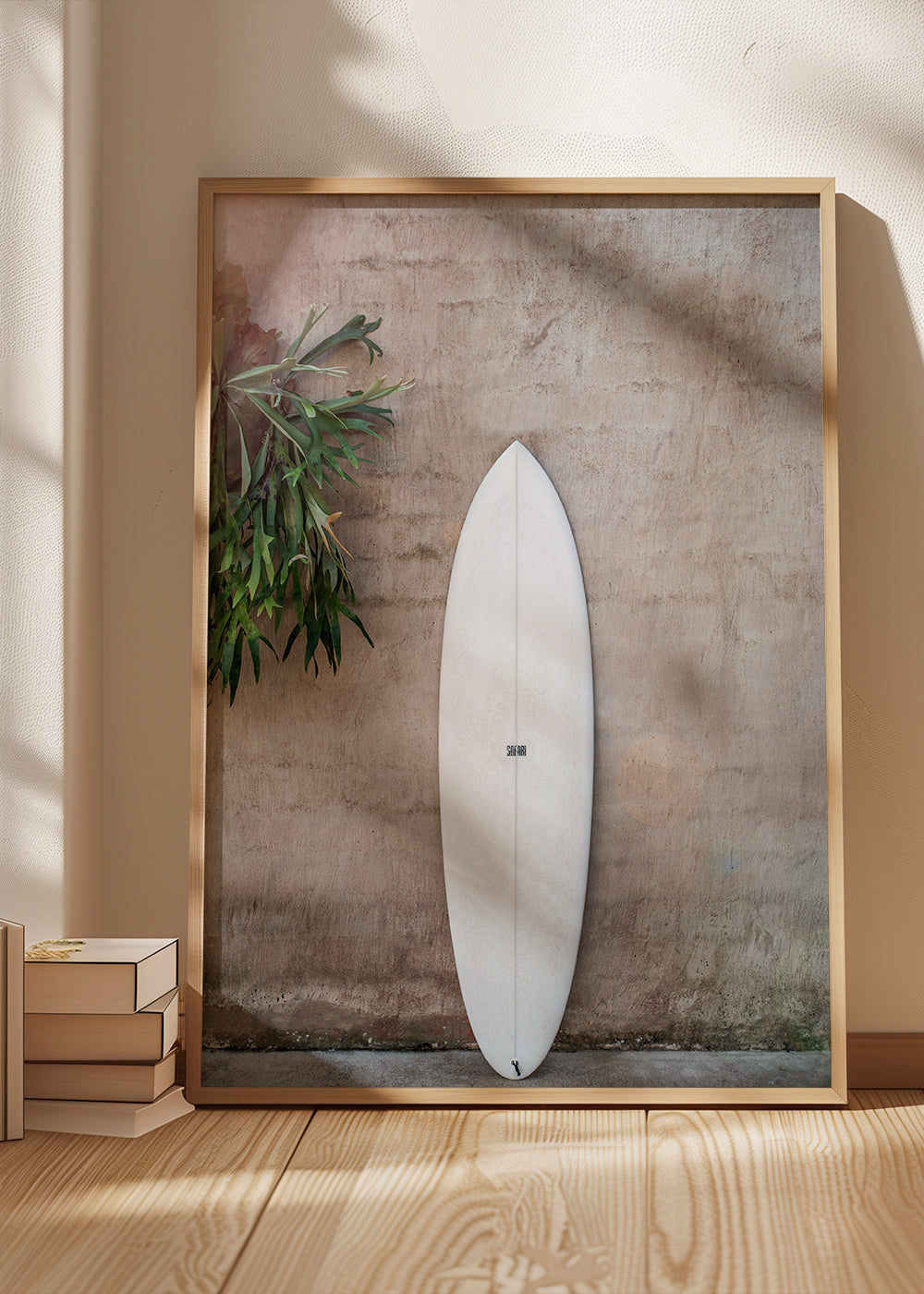 Sportovní umění: surfbord svisle na rustikální zdi