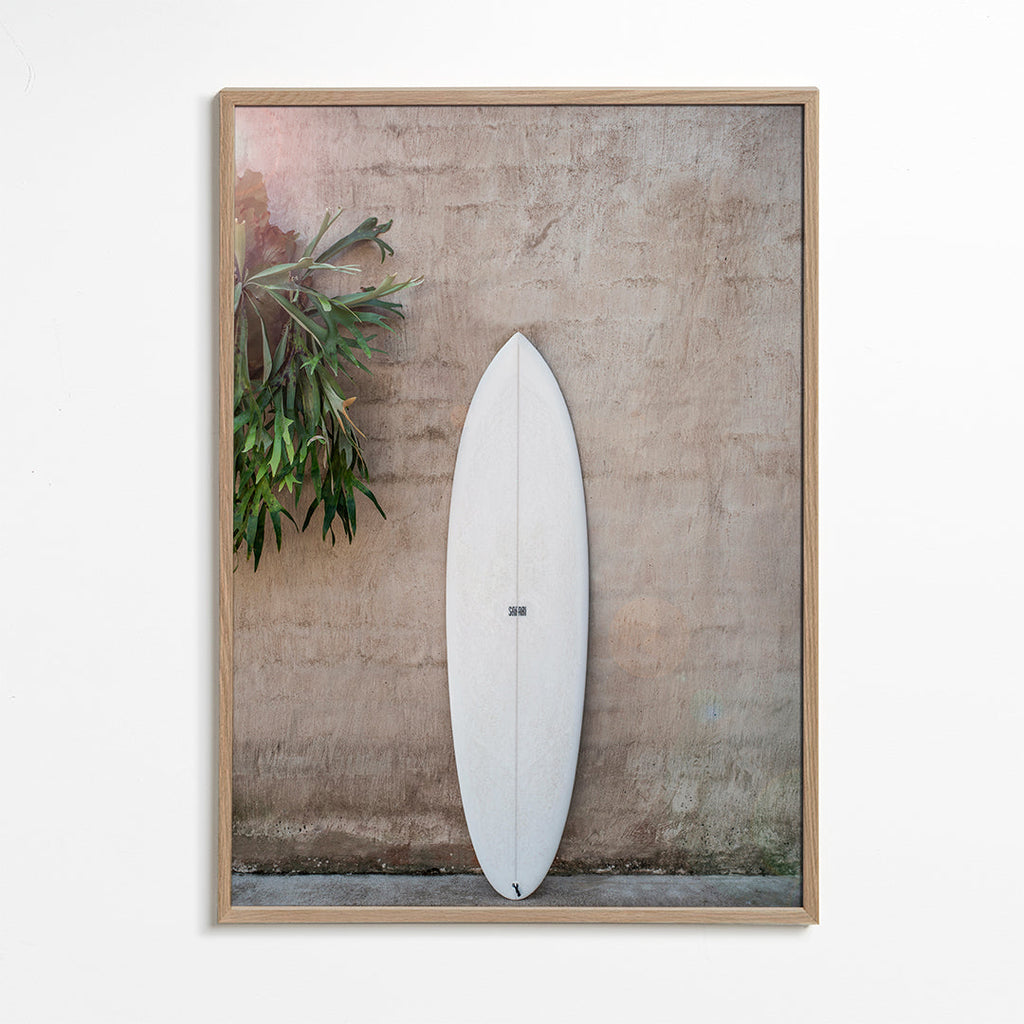 Sportovní umění: surfbord svisle na rustikální zdi