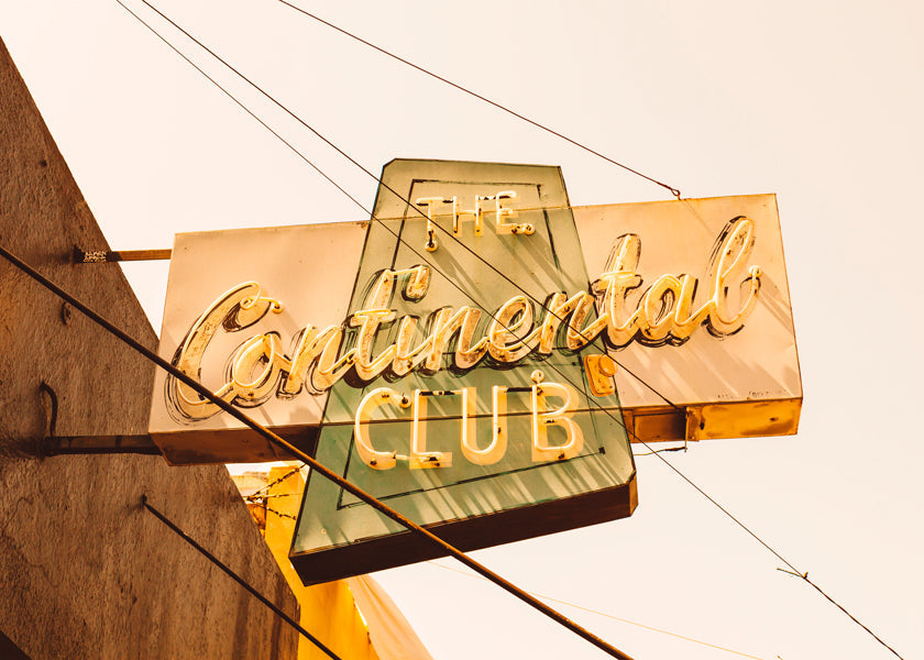 Vintage tisk neon na fasádě Continental Club