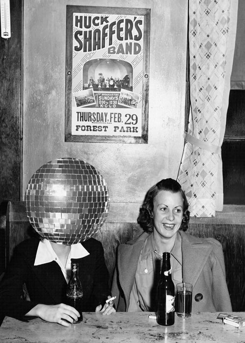Vintage fotografie páru s diskokoulí místo hlavy