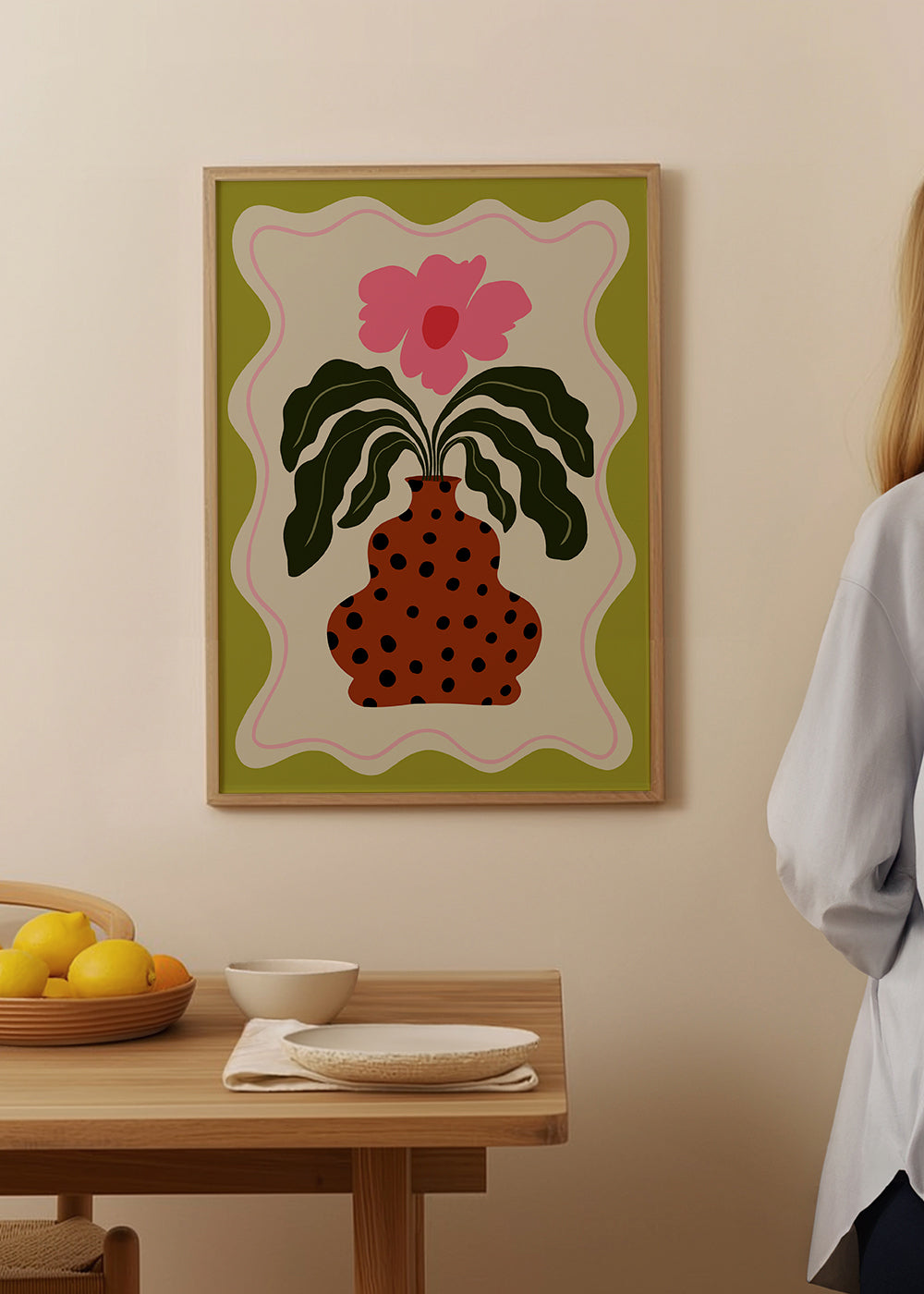 Botanický plakát s růžovým květem a tečkovanou vázou
