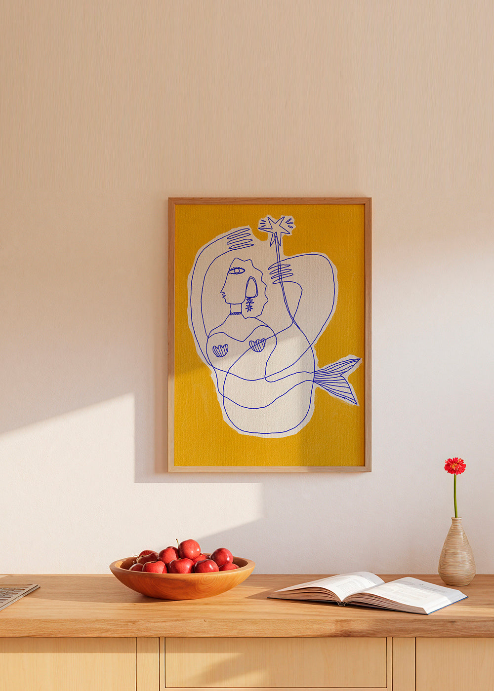 Ilustrace mořské panny modrou linkou na žlutém