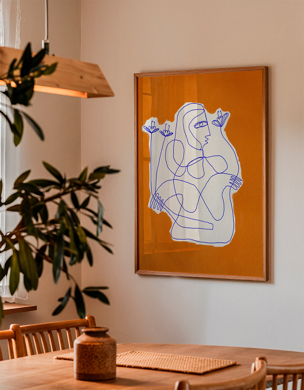 Ilustrace: liniová postava s květy na oranžovém