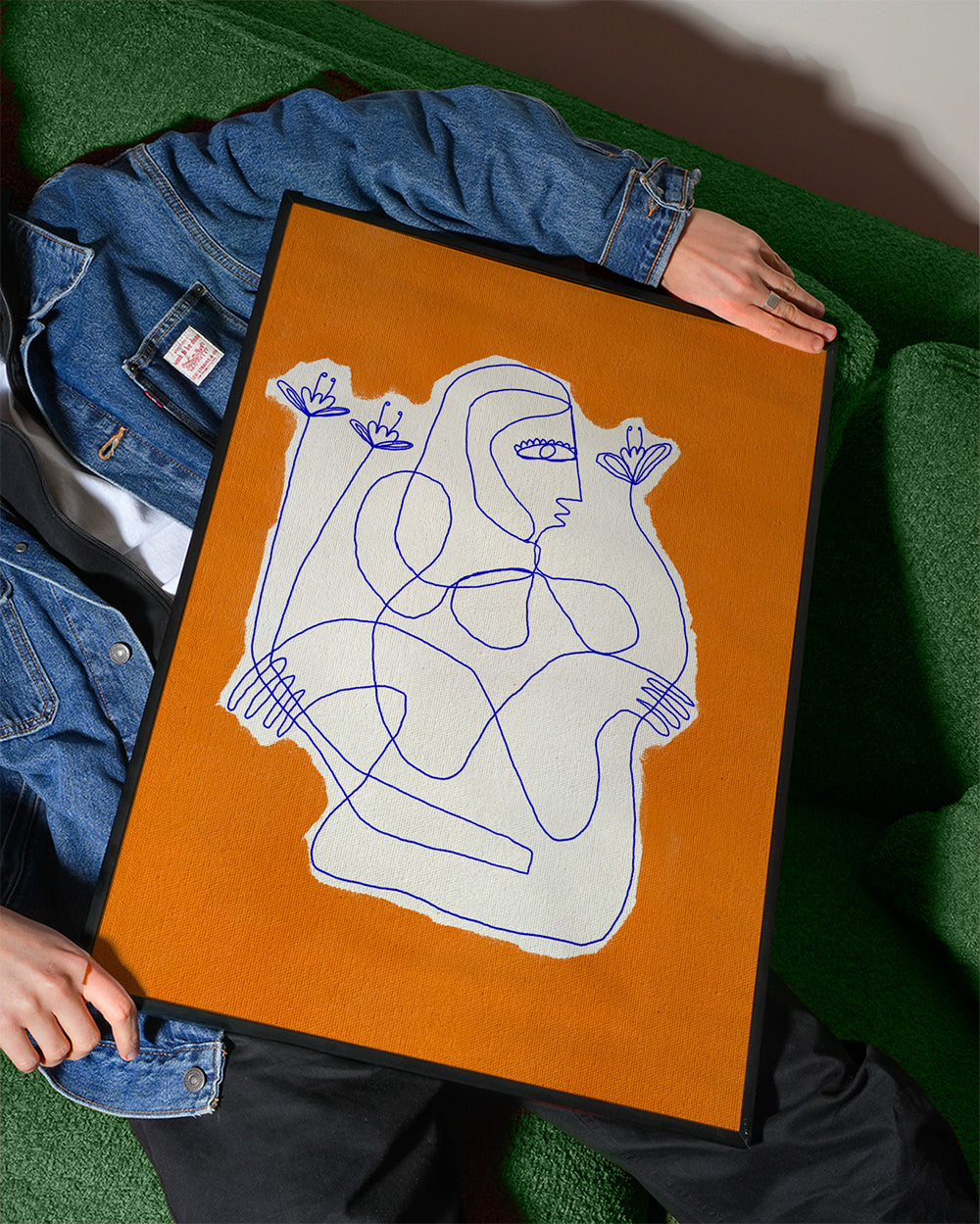 Ilustrace: liniová postava s květy na oranžovém