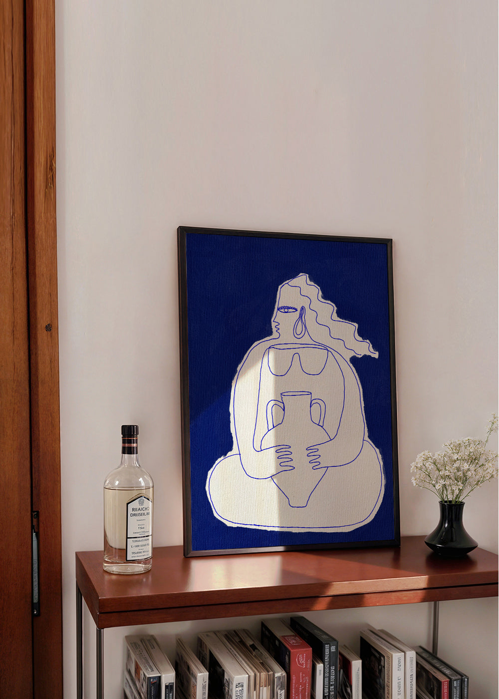 Ilustrace postavy s amforou na modrém pozadí