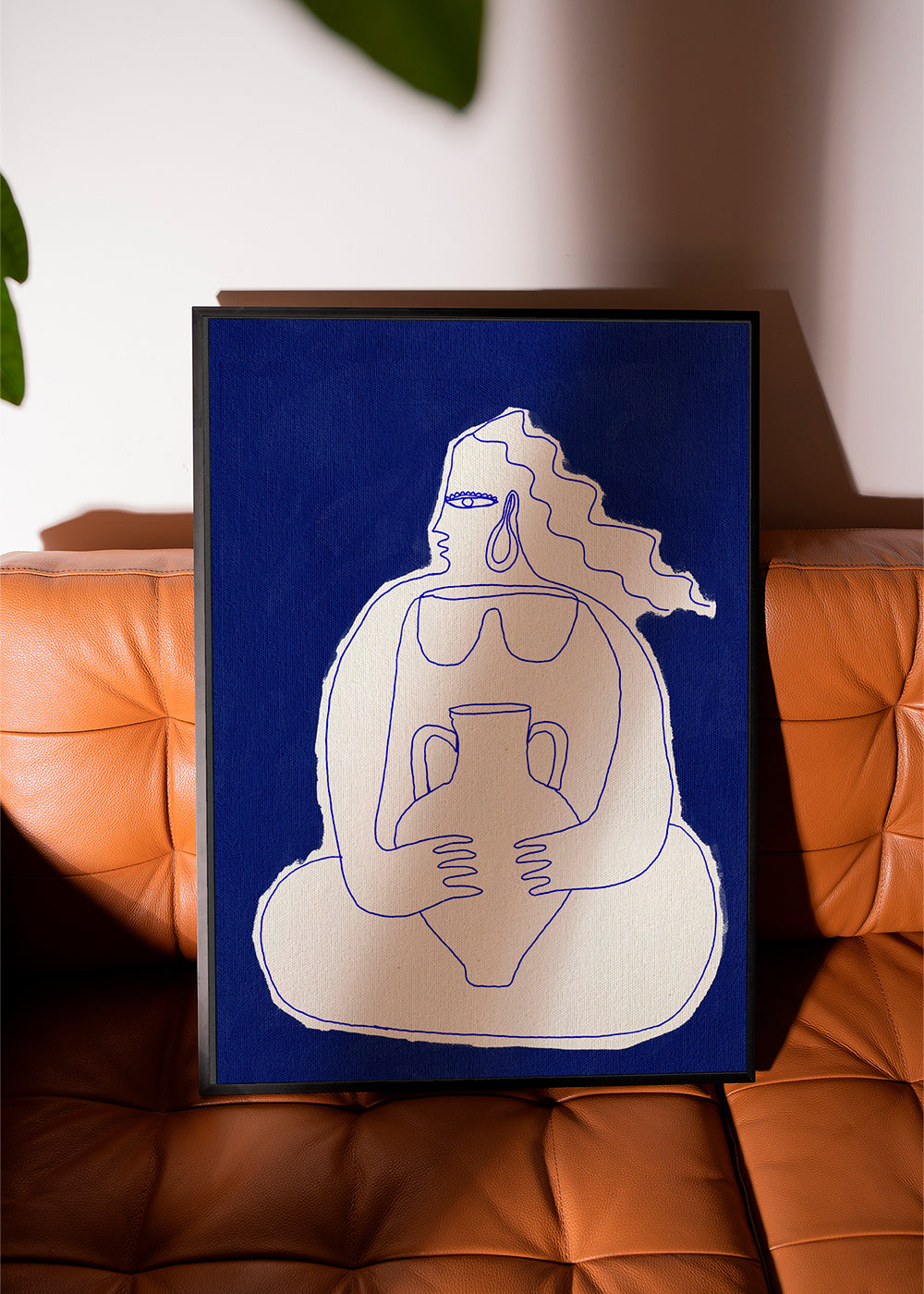 Ilustrace postavy s amforou na modrém pozadí