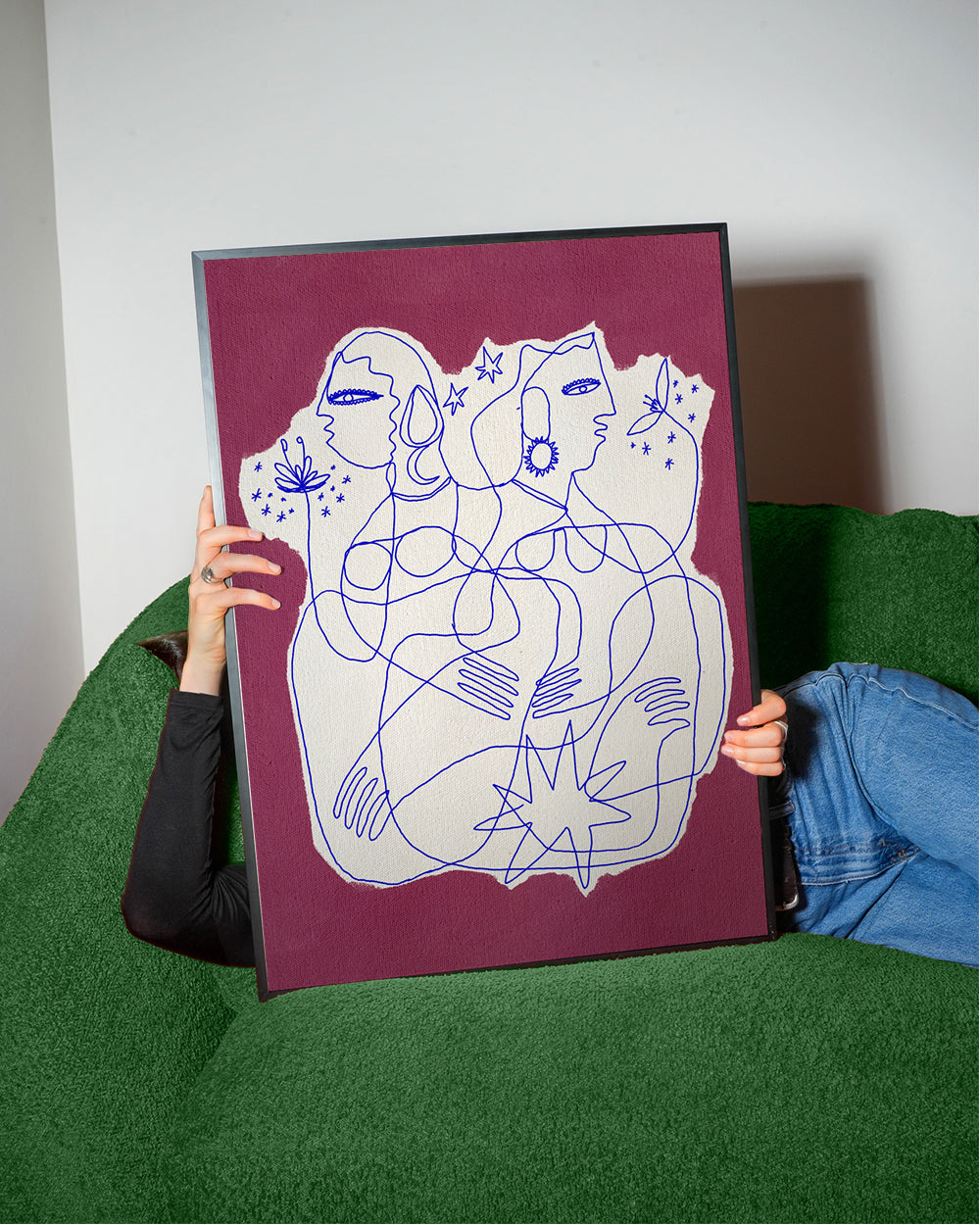 Kreslená ilustrace dvou postav na roztrženém papíru