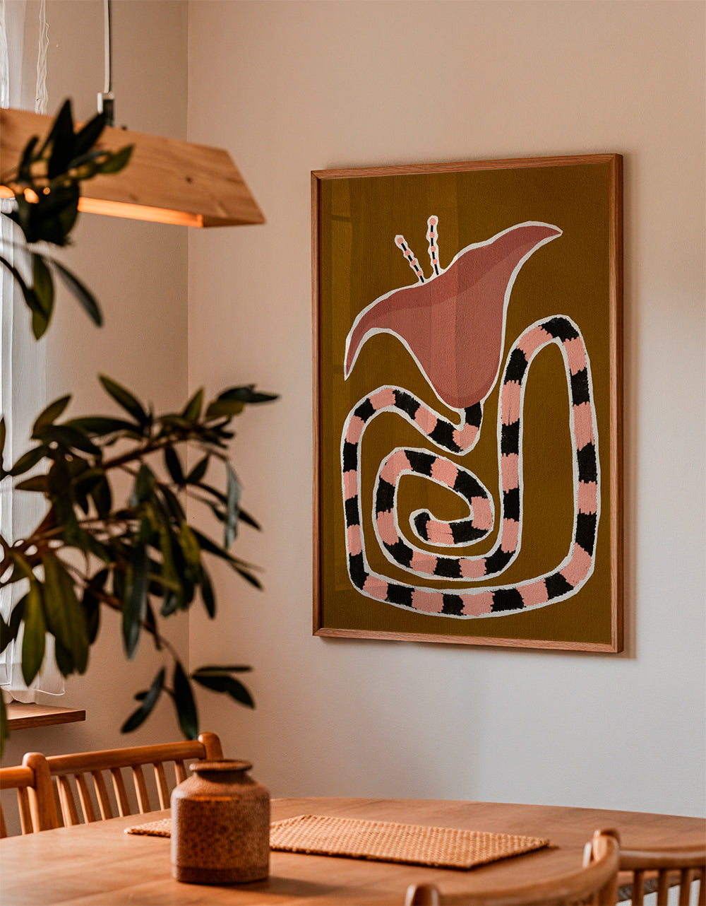 Botanický plakát se stylizovanou růžovou květinou