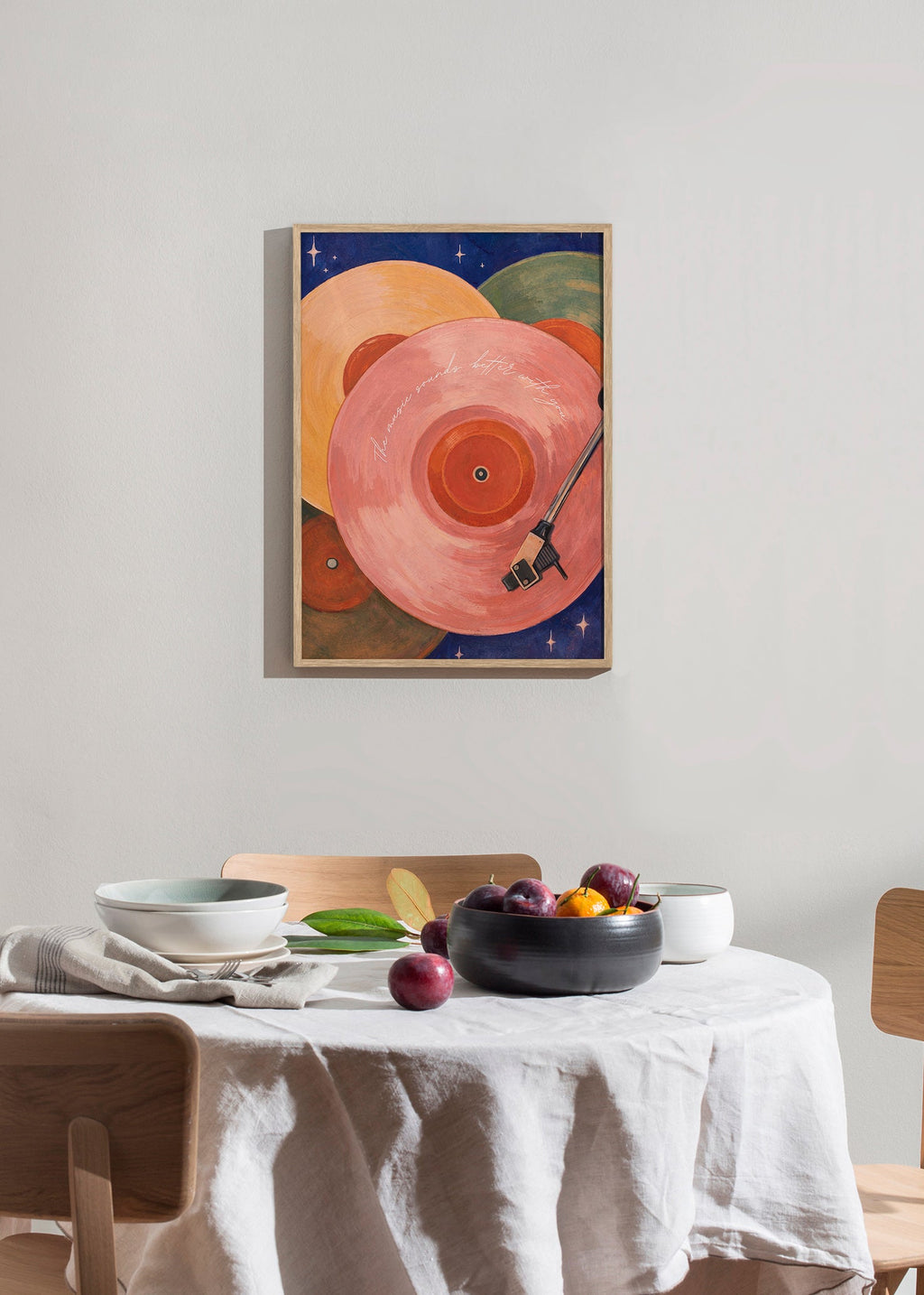 Růžová ilustrace vinylu s ramenem gramofonu