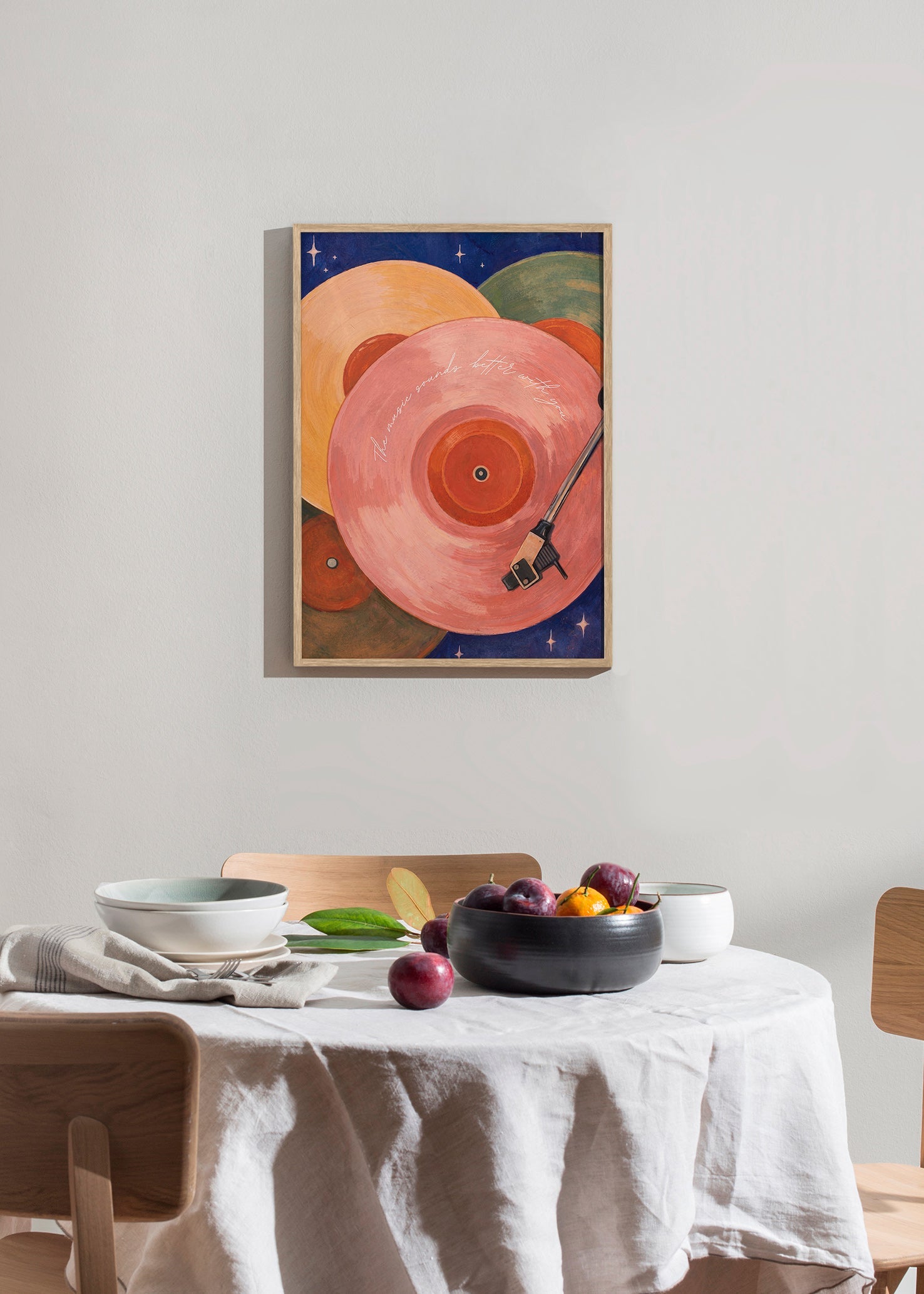 Růžová ilustrace vinylu s ramenem gramofonu