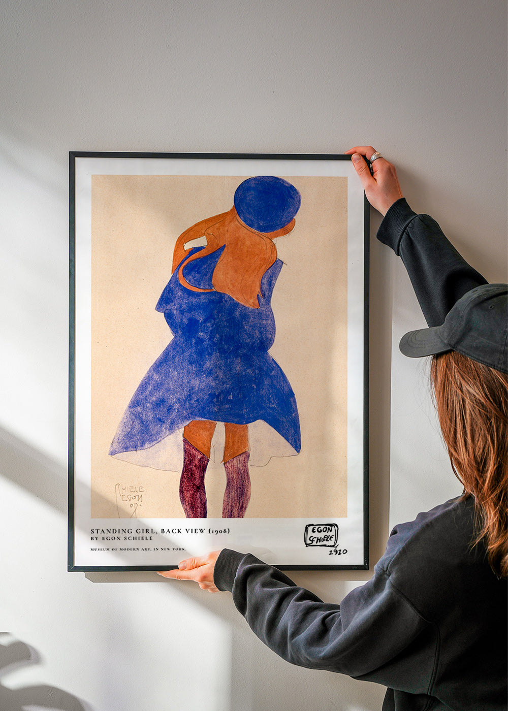 Ilustrace: žena zezadu v modrém