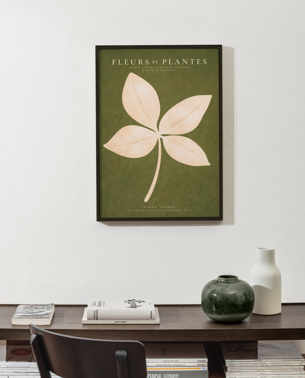 Botanický plakát: krémový list na zeleném pozadí