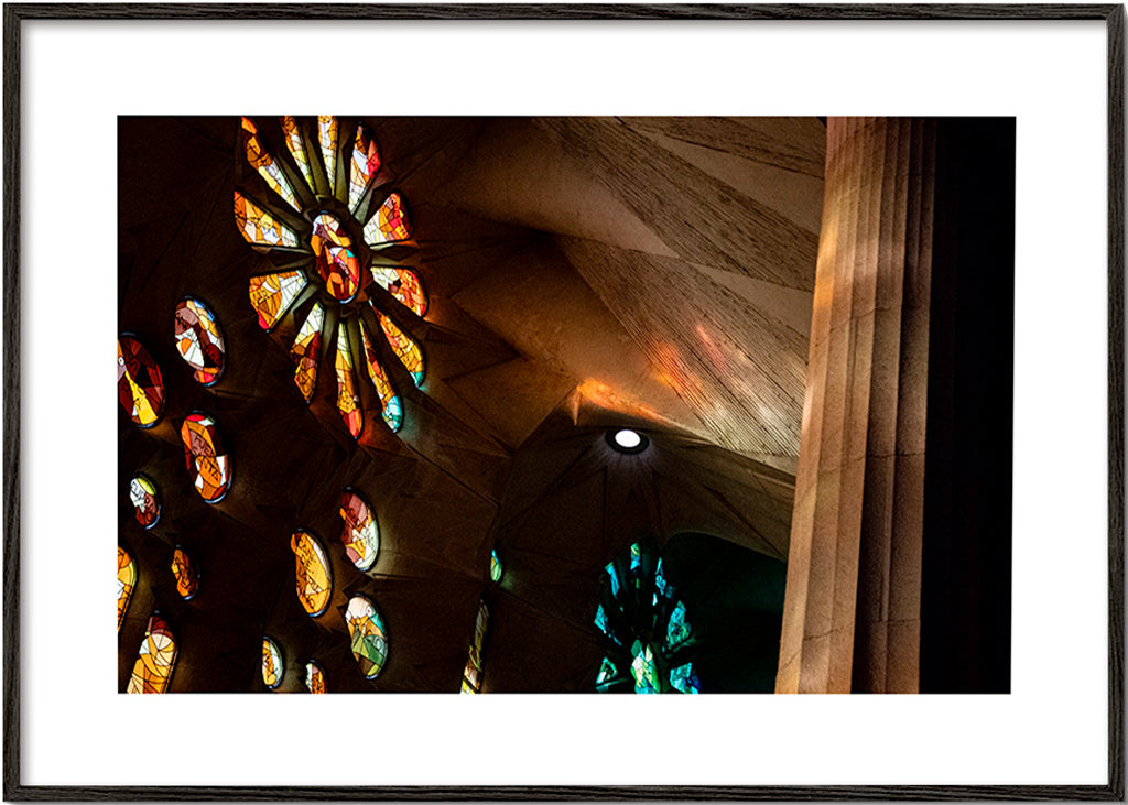 Architektonická fotografie vitráží se zlatavým světlem
