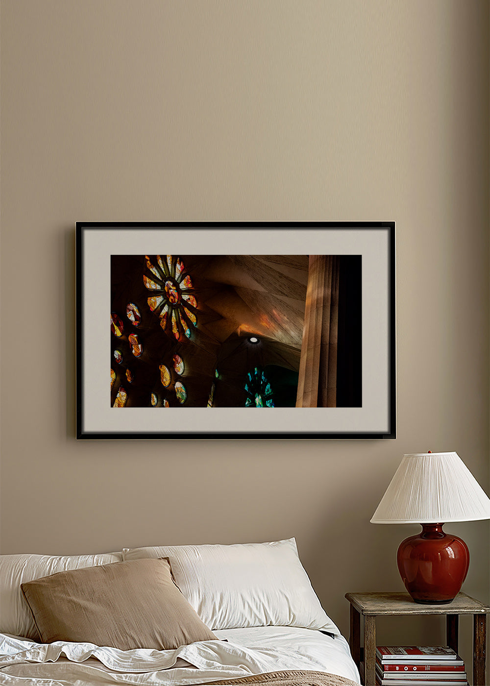 Architektonická fotografie vitráží se zlatavým světlem