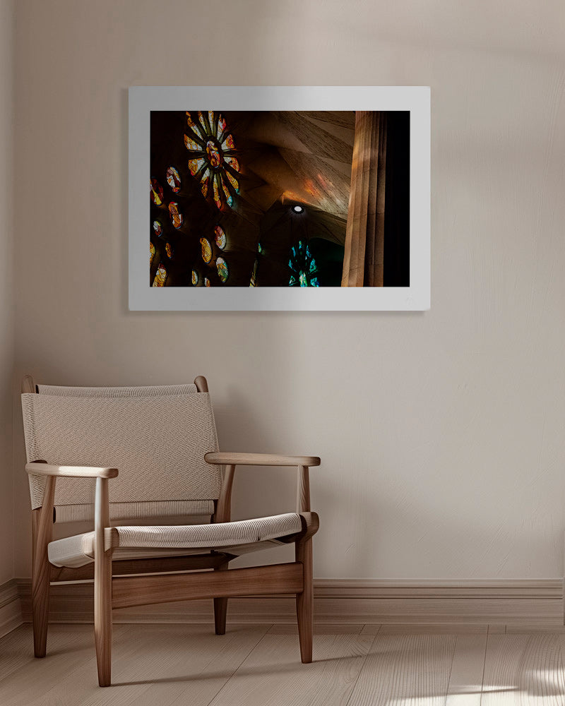 Architektonická fotografie vitráží se zlatavým světlem