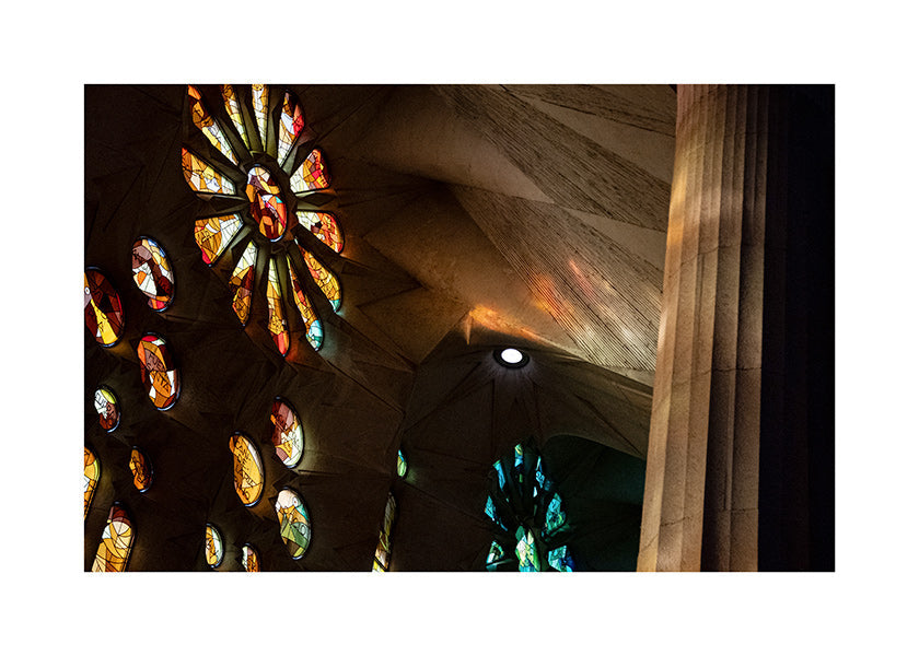 Architektonická fotografie vitráží se zlatavým světlem