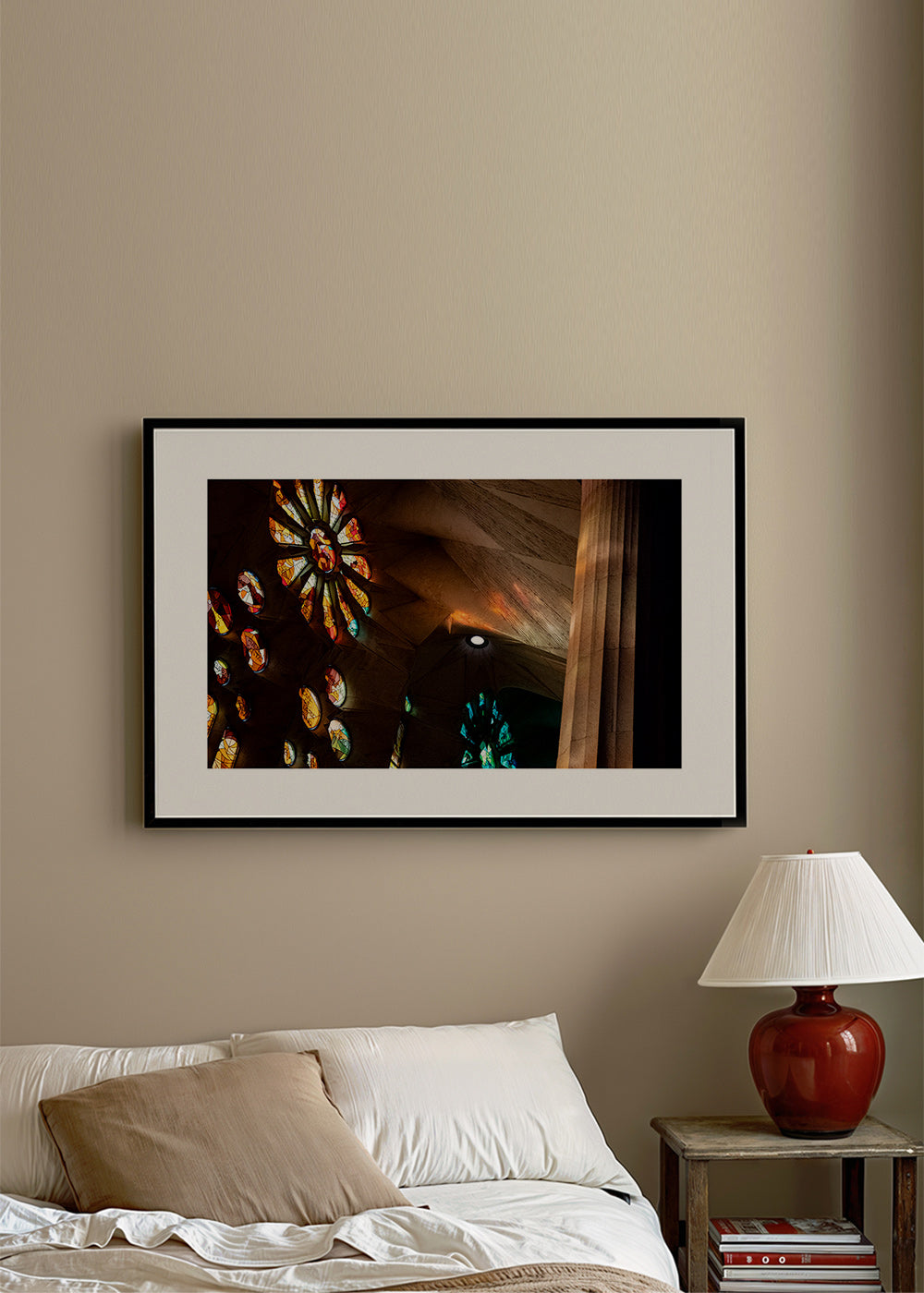 Architektonická fotografie vitráží se zlatavým světlem