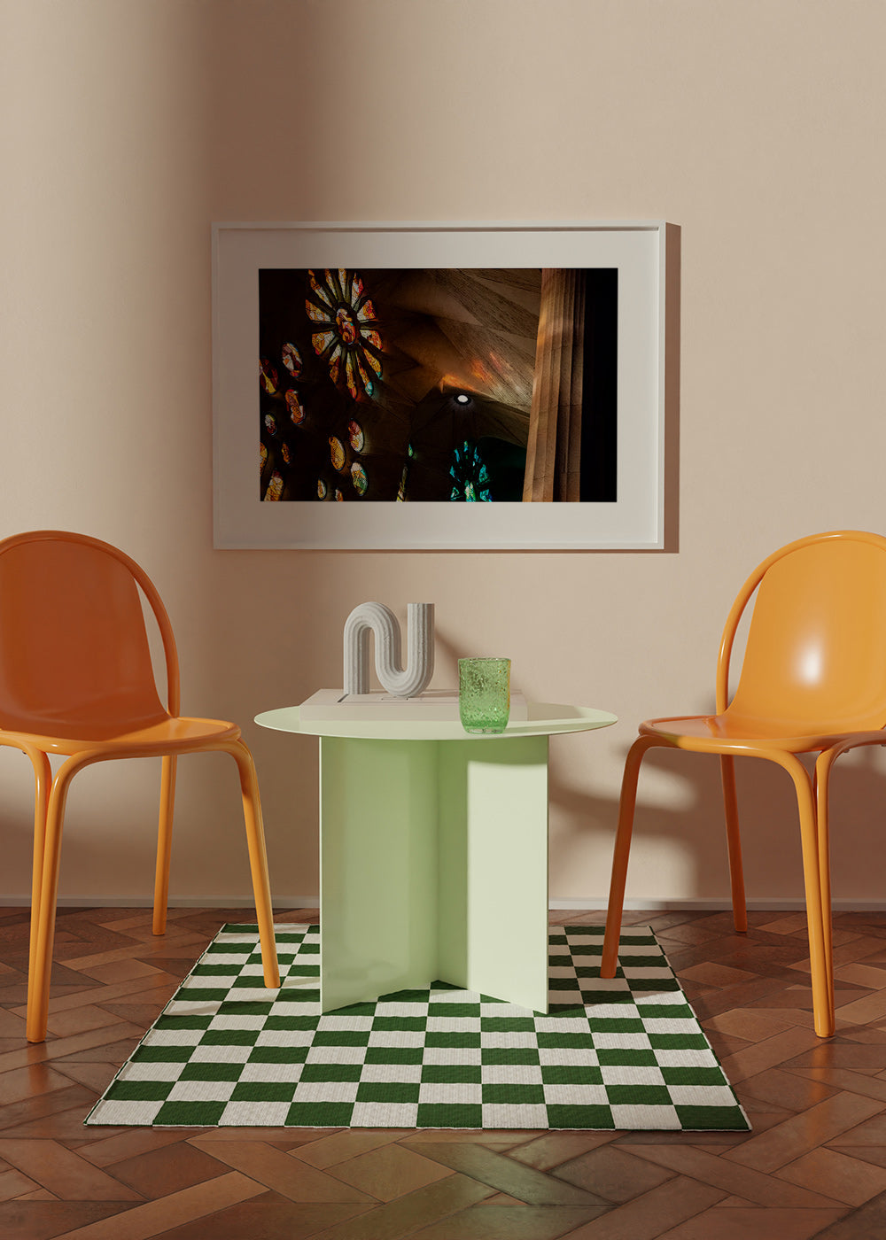 Architektonická fotografie vitráží se zlatavým světlem
