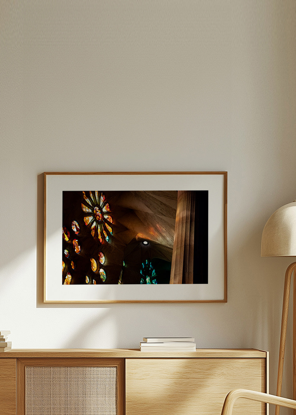 Architektonická fotografie vitráží se zlatavým světlem
