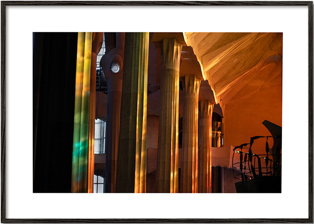 Interiérová architektonická fotografie se zlatým světlem