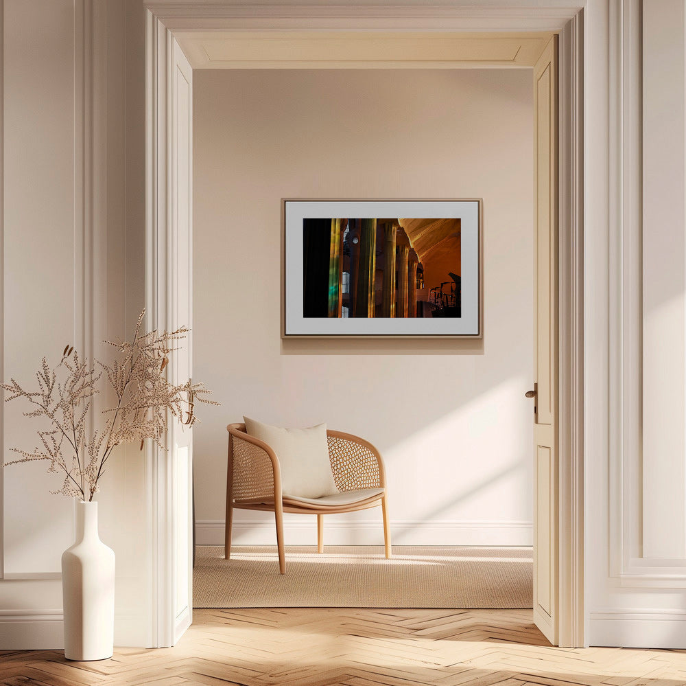Interiérová architektonická fotografie se zlatým světlem