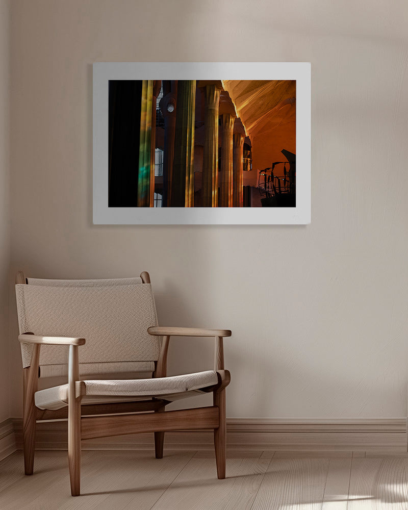 Interiérová architektonická fotografie se zlatým světlem