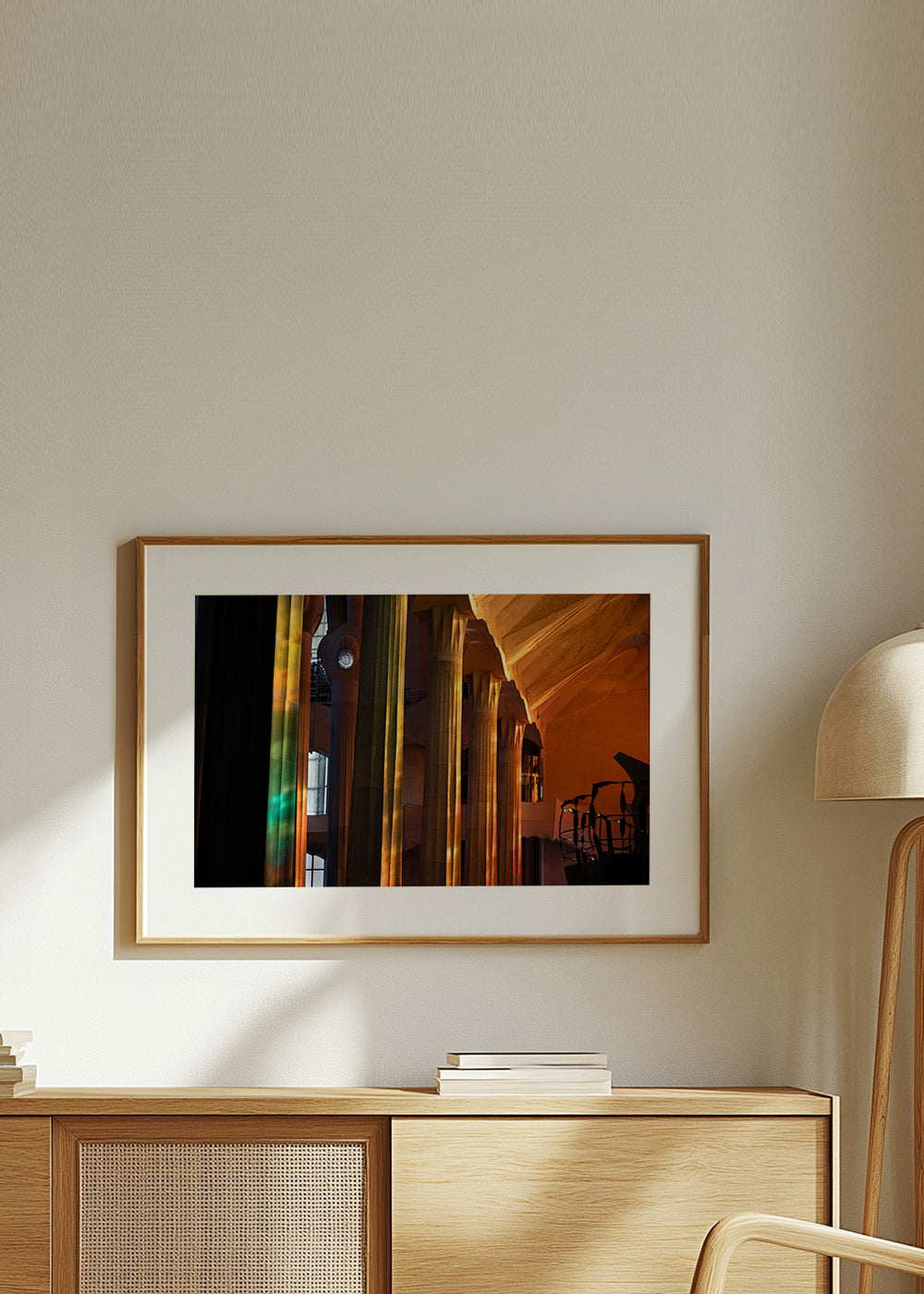 Interiérová architektonická fotografie se zlatým světlem