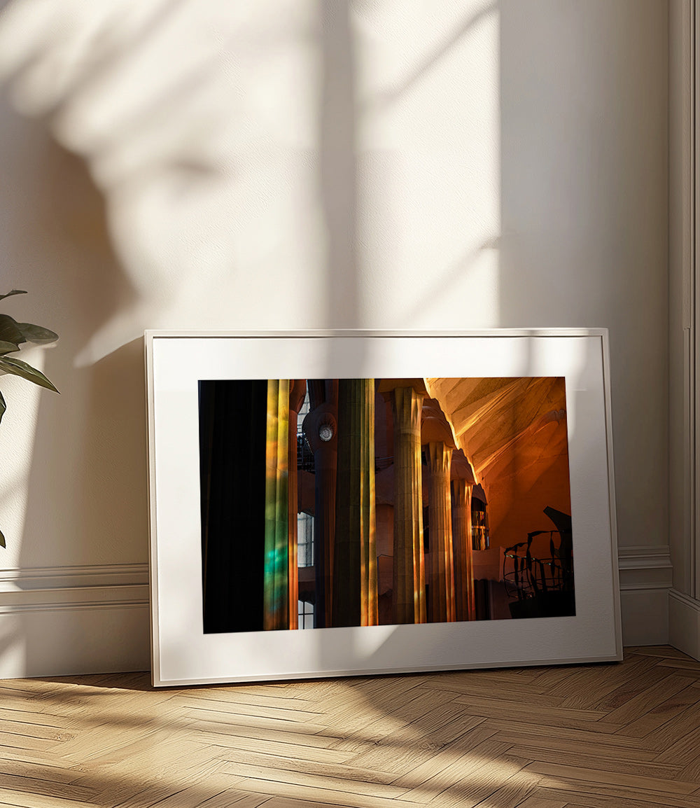Interiérová architektonická fotografie se zlatým světlem