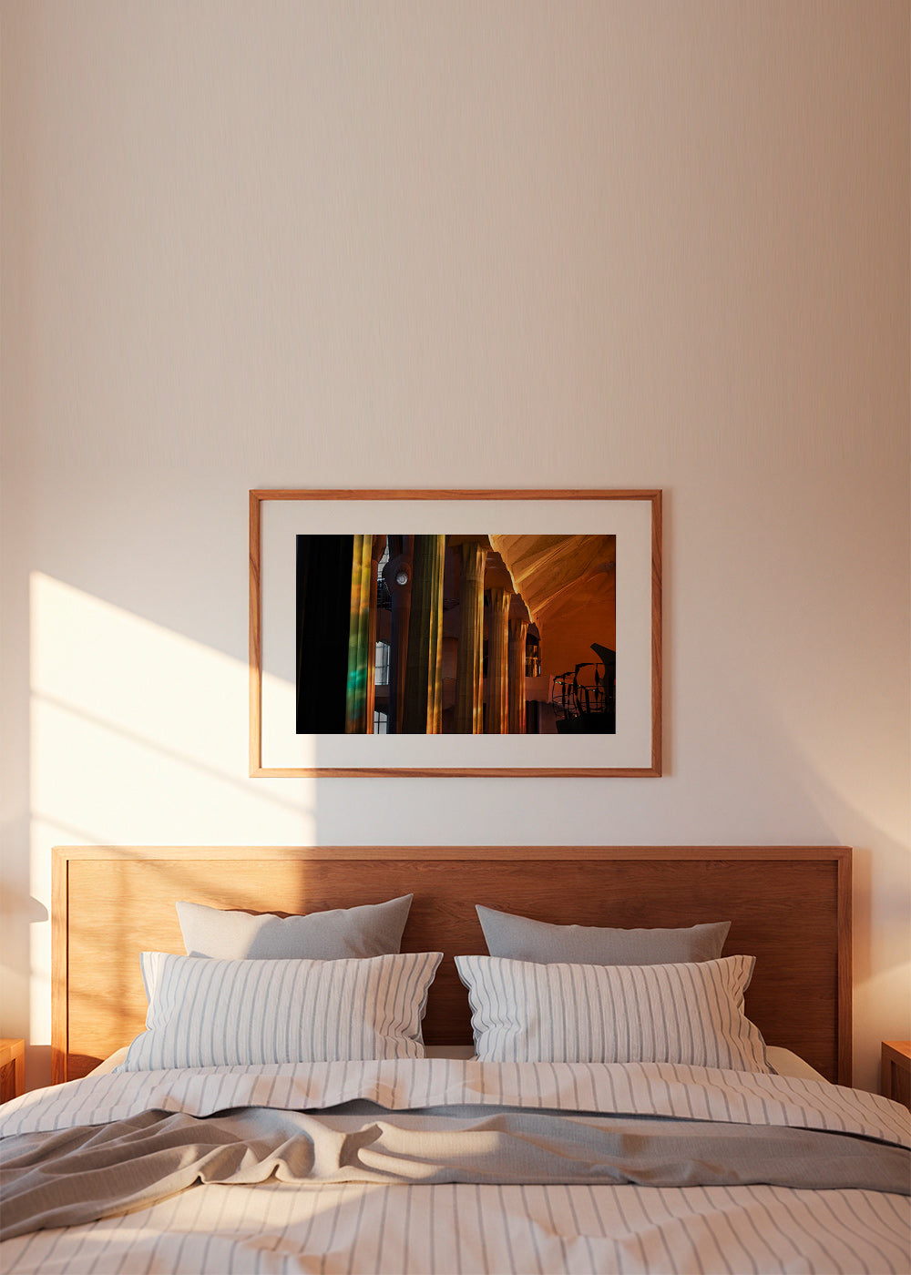 Interiérová architektonická fotografie se zlatým světlem